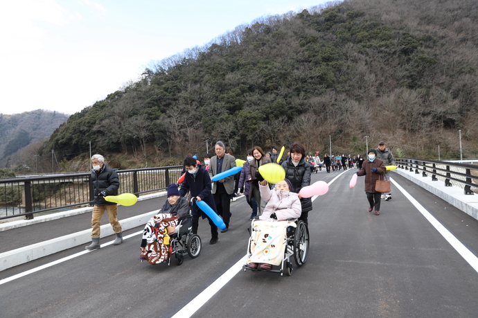 渡り初めをする市民