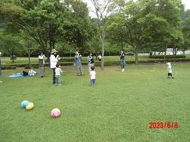 写真：園庭で遊ぶ参加者