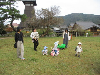 写真：外で遊んでいる様子