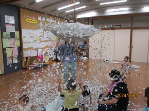 新聞紙遊びの写真