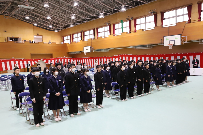 画像:校歌斉唱