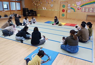 写真:親子遊びの様子
