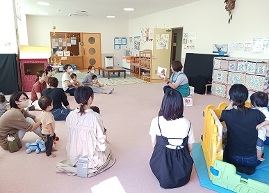 写真:絵本の読み聞かせの様子