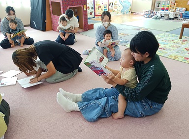 写真:絵本を見ている様子