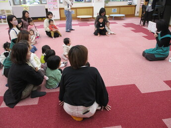 写真：読み聞かせの様子