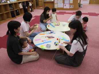 写真：七夕飾りを制作している様子