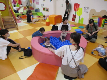 こども広場で遊んでいる様子