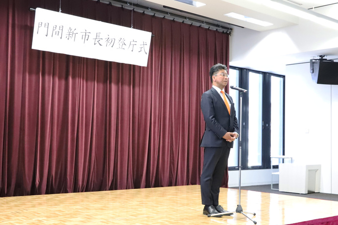 写真:初登庁式で職員に訓示を述べる門間新市長
