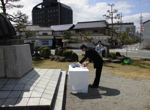 写真：上下水道部谷垣部長による献花の様子