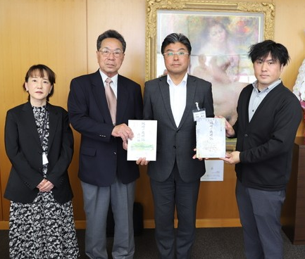 写真:歳時記をお渡しする様子