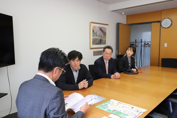 写真：門間市長へ歳時記の紹介をしている様子