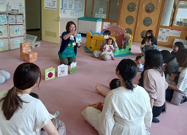 写真:絵本の読み聞かせの様子