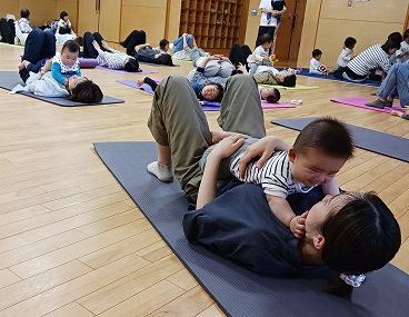 写真:おやこピラティスの様子