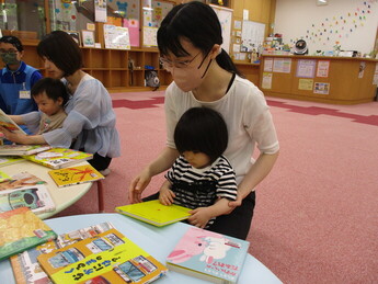 写真：本を選ぶ様子