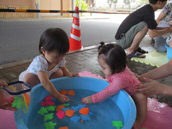 写真：水遊びの様子