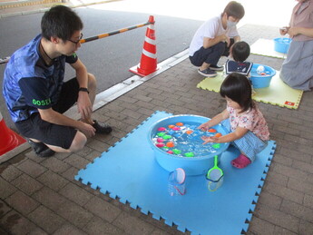 写真：水遊びの様子