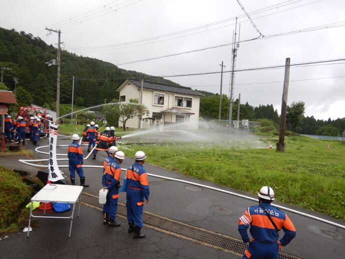火点標的に向けて放水する写真