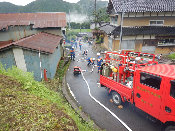 ホースを延長し中継する写真