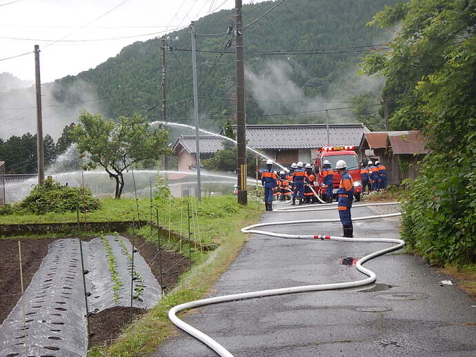 各分団指示によりホースを延長する写真