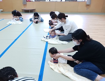写真：親子遊びの様子