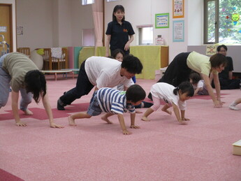 写真：親子で運動している様子