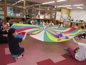 写真：バルーン遊びの様子