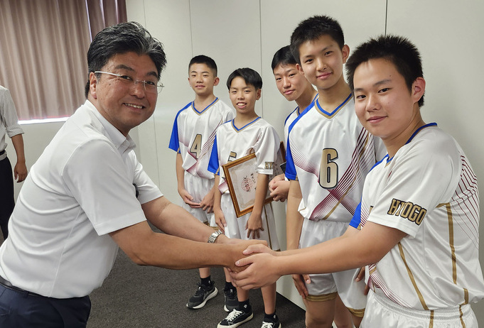 写真：市長と選手が握手する様子
