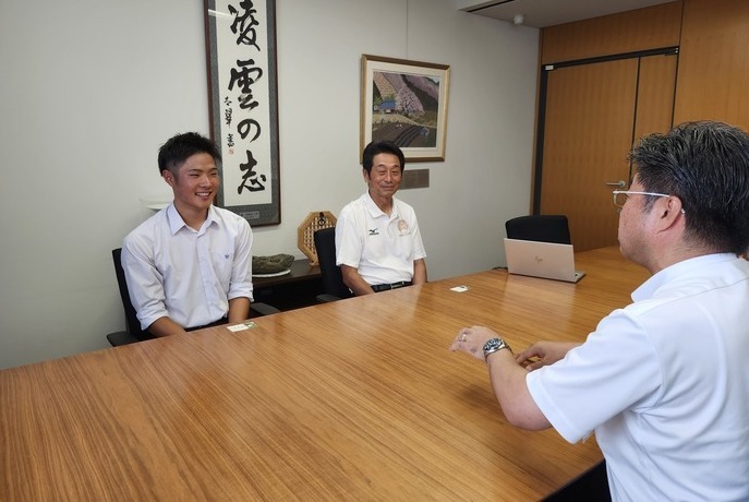 写真：門間市長との談笑の様子