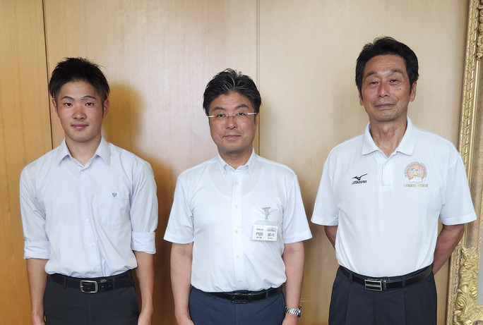 左から今西さん、門間市長、豊岡高等学校陸上競技部顧問の一柳(いちりゅう)先生