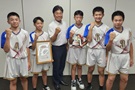 バレーボールチーム「VC兵庫」が2年連続全国大会出場、門間市長と記念撮影した写真