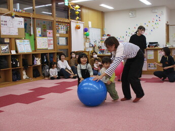 写真：親子競技をしている様子