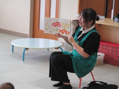 写真:にじっこ絵本での読み聞かせの様子