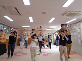 写真：パパと運動遊び