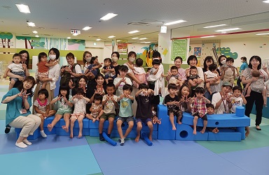 写真:こども広場で記念写真