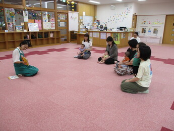 写真：読み聞かせの様子