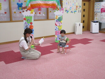 写真：メッセージを読んでいる様子