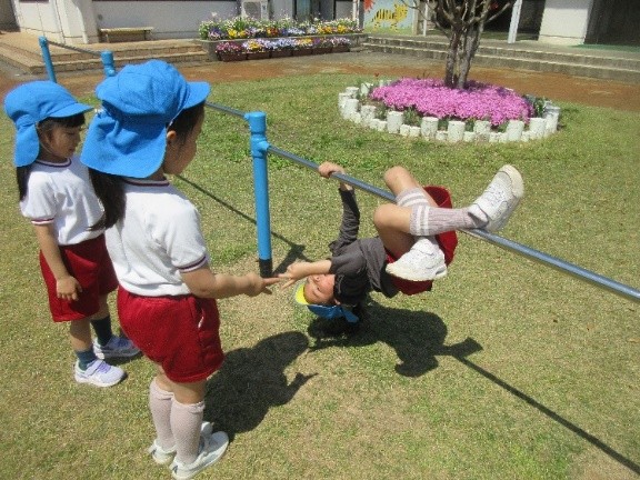 写真：鉄棒で遊ぶ様子