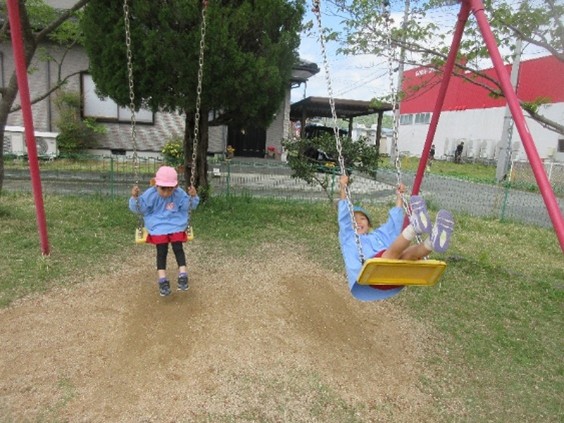 写真：ブランコで遊ぶ様子
