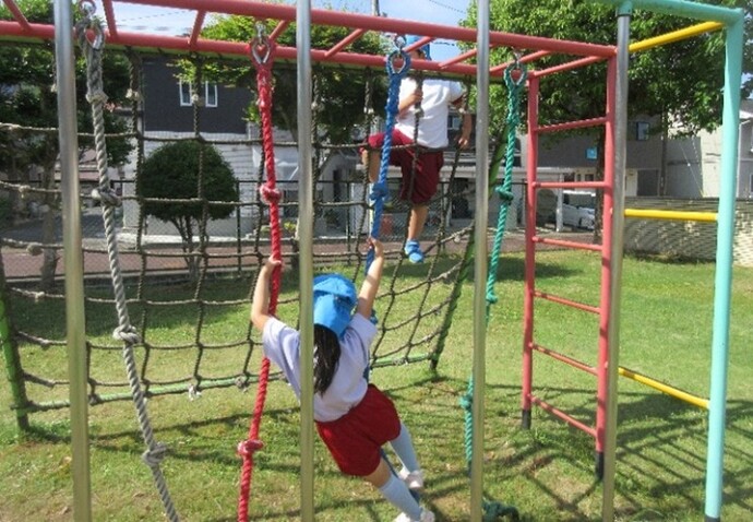 写真：ロープで遊ぶ様子