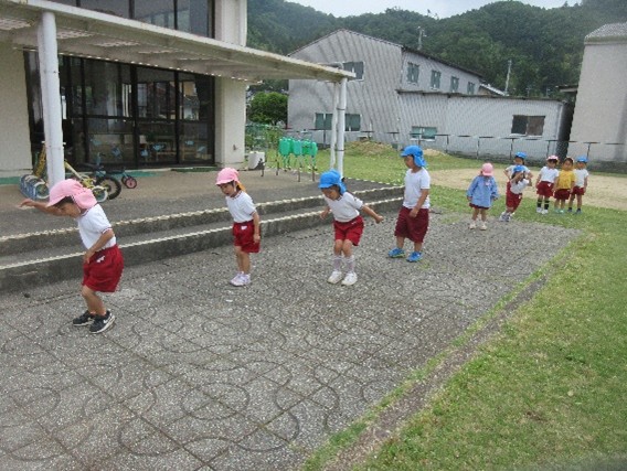 写真：コンクリートの模様を使ったチャレンジの様子