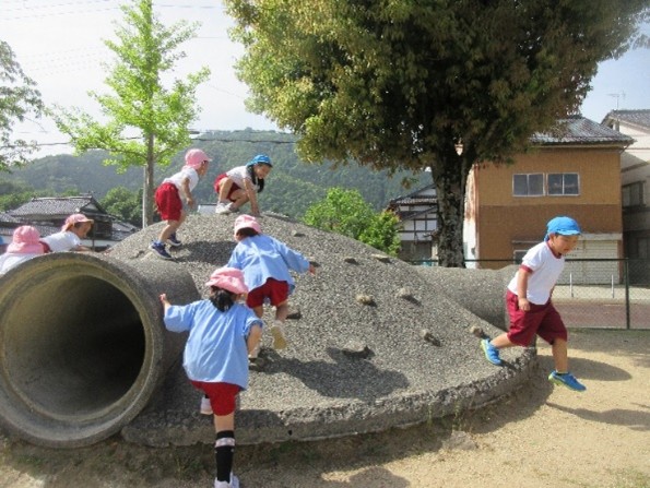 写真：遊具で遊ぶ様子