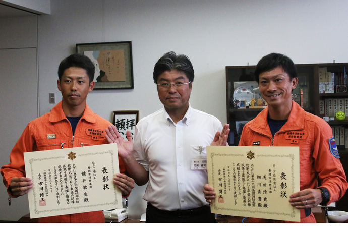 写真:消防本部の鍵井さんと浅田さんと門間市長の写真