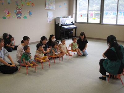 写真:にじっこ絵本での読み聞かせの様子