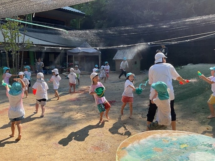 写真：水遊びの様子