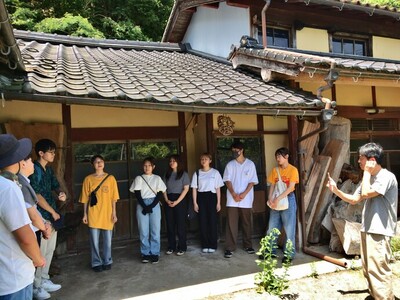 写真：但東地域の空き家の現地調査の様子