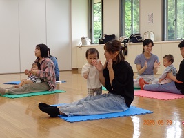 写真:前回のリズム遊びの様子