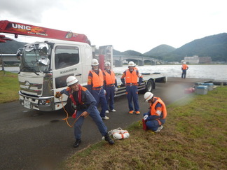 写真：救出訓練　