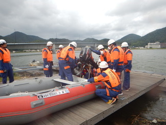 写真：船外機取付け