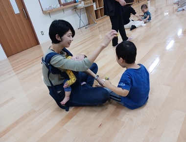 写真：ママといっしょにリズム遊びをする様子