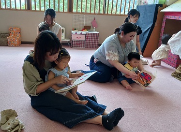 写真：絵本を見ている様子